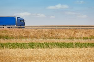 Truck door het land
